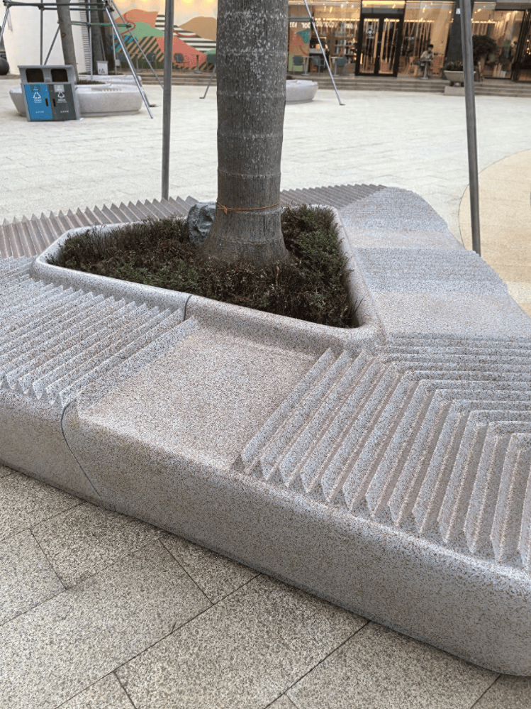 深圳一公园附近现“搓衣板”状绕树石凳,回应:不属公园范围,并非为防止躺卧,出于美观设计