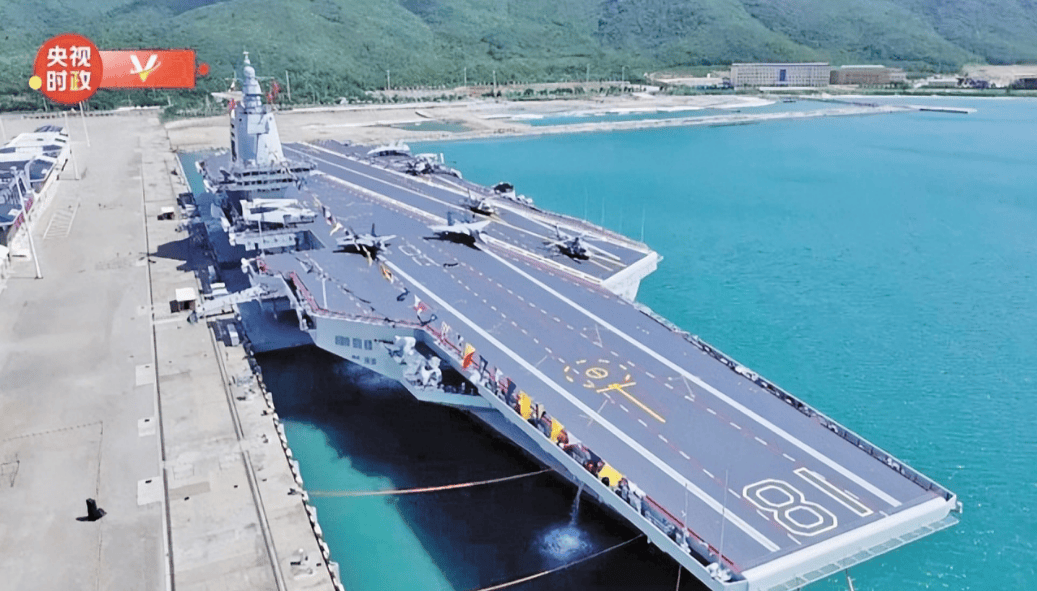 福建舰上班后，中国空军也不藏了！轰隆一声巨响，歼20旁多了架新战机