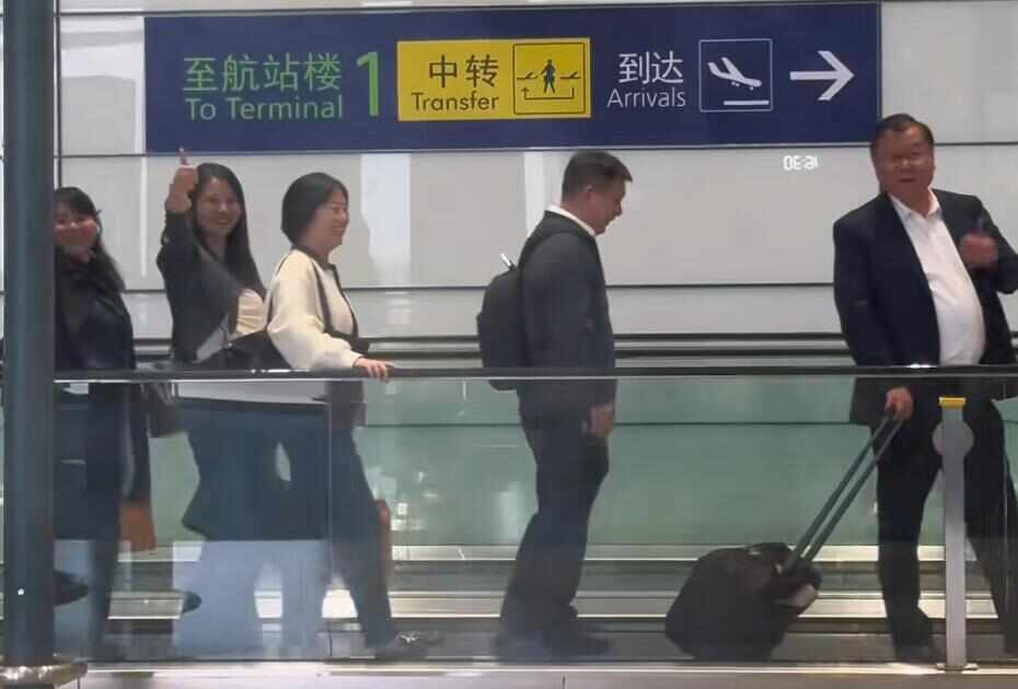 “大叔不理解但照做”走红 本人回应：被氛围感染后就加入了