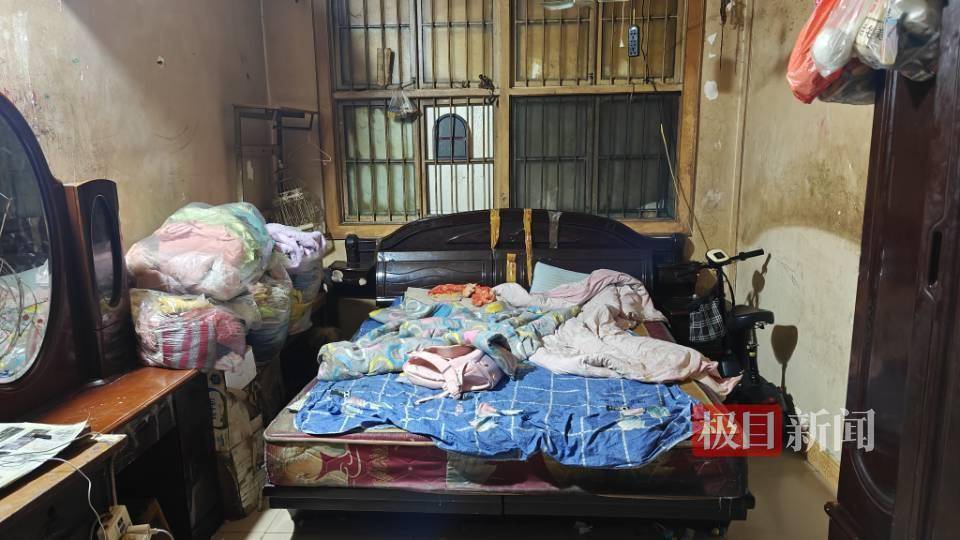 记者实探西安8岁女孩的家：小屋窗户没玻璃，邻居经常投喂称她“很聪明”，听到上学后激动大喊