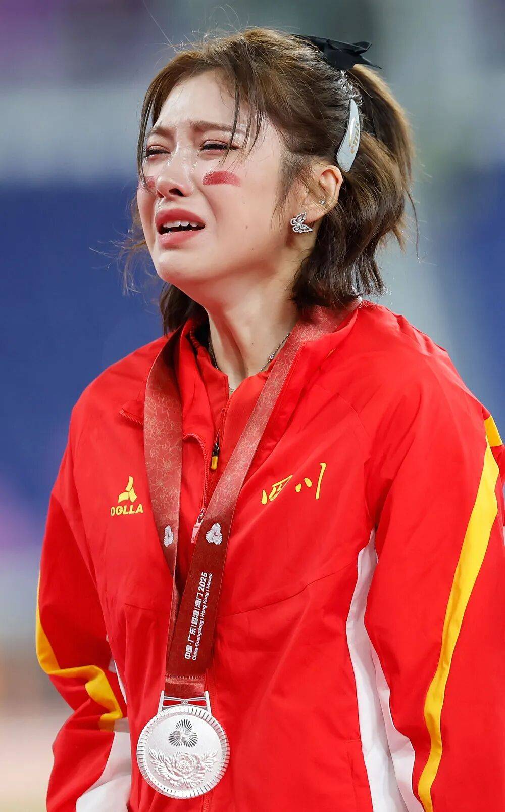 吴艳妮摘银颁奖台上仰面爆哭，三届全运会无缘金牌，回应“能否坚持下一届”；刘景扬夺冠后称不是“黑马”，妈妈激动落泪：没人看好她