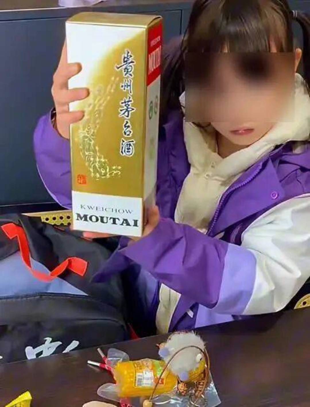 官方辟谣“小学生在跳蚤市场50元淘到茅台” 摆拍行为是否该担责？