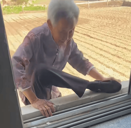 90岁姥姥为抄近路,徒手翻墙回家,本人回应:我真出息呢