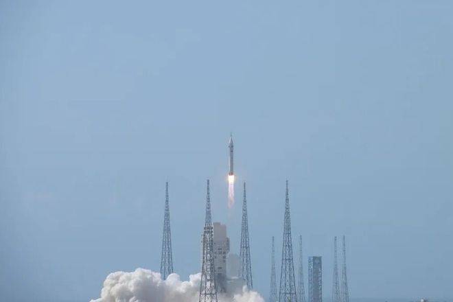 载人登月火箭，海上软着陆成功！不是美国的SpaceX，是中国的长征十号