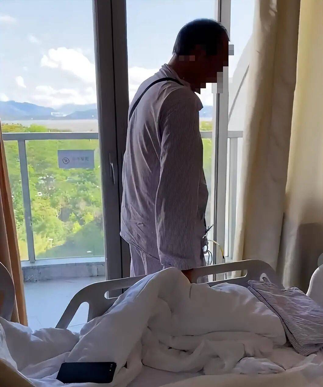 深圳男子因机器人切除肿瘤不彻底，时隔18天二次手术，两年后去世；医院：不属医疗事故；鉴定：机器人手术未及时发现肿瘤遗漏，医院担主责