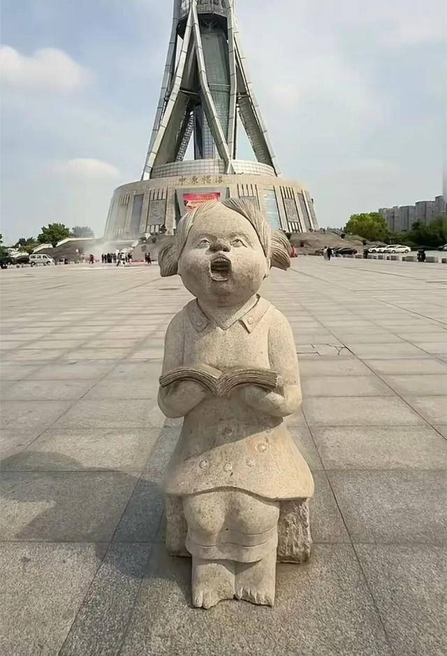 河南郑州中原福塔广场一雕塑被指画风诡异令人不适，回应：已知悉，或不美观，无敏感问题