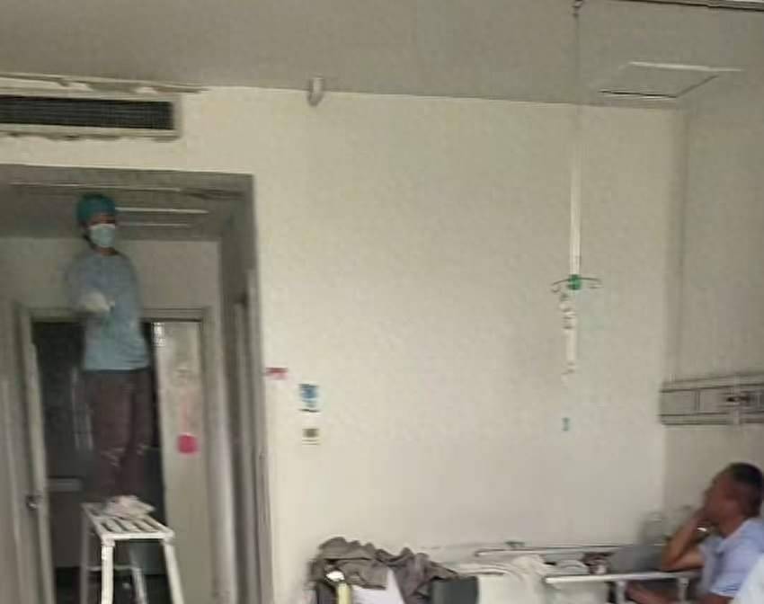山东枣庄一医院被曝在有病人的病房内刷墙,网友称是为迎检,院方回应