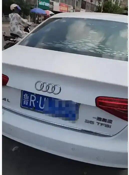山东菏泽一白色奥迪前后车牌咋不一致？被发现后女司机将前车牌扔进驾驶室；当地交警：已采取措施，将公示处置结果